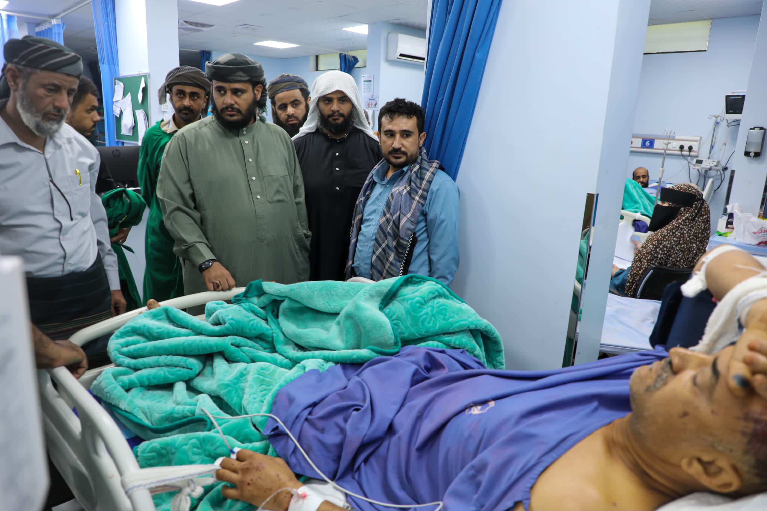 بتوجيهات القائد المحرمي .. فريق من القيادة العامة يتفقد جرحى انفجار مخزن الذخيرة في معسكر الممدارة بتوجيهات القائد المحرمي .. فريق من القيادة العامة يتفقد جرحى انفجار مخزن الذخيرة في معسكر الممدارة